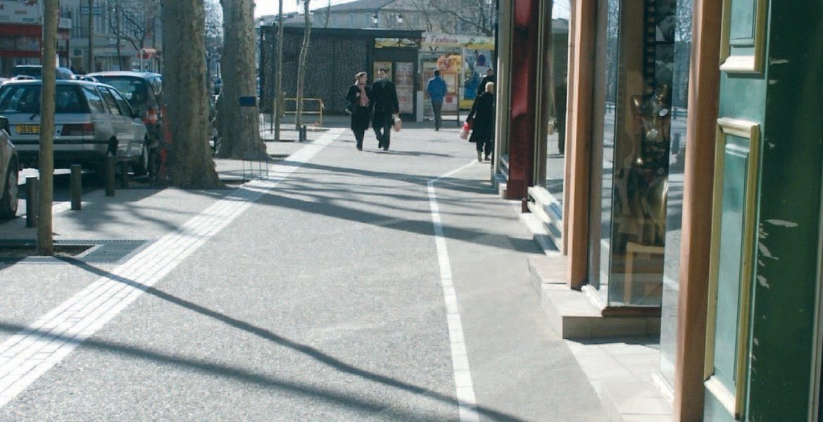 Partis du projet de réaménagement d’une vaste place, les travaux engagés à Salon-de-Provence se sont d’abord intéressés aux Cours qui encerclent le centre-ville. Avec le béton désactivé comme facteur d’unité esthétique.